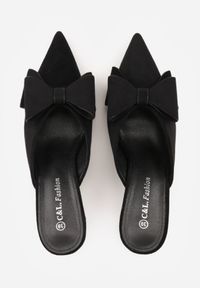 Born2be - Czarne Klapki na Szpilce Typu Mule Ozdobione Kokardką Lorailea. Nosek buta: otwarty. Kolor: czarny. Materiał: zamsz, skóra. Wzór: aplikacja. Sezon: lato. Obcas: na szpilce. Wysokość obcasa: średni #9