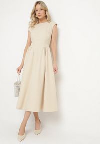 Born2be - Beżowa Sukienka o Rozkloszowanym Kroju z Wiązaniem i Dekoltem w Łódkę Aladriela. Okazja: na co dzień. Typ kołnierza: dekolt w łódkę. Kolor: beżowy. Długość rękawa: krótki rękaw. Sezon: wiosna, lato. Styl: casual, klasyczny #1