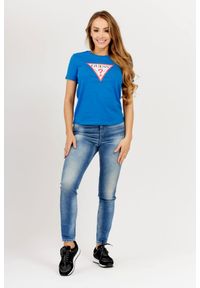 Guess - GUESS Niebieski t-shirt damski z dużym trójkątnym logo. Kolor: niebieski. Materiał: bawełna. Wzór: nadruk #3