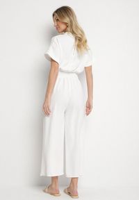 Born2be - Biały Kombinezon z Wiskozy z Gumką w Talii i Dekoltem w Serek z Guzikami Nisella. Okazja: na co dzień. Kolor: biały. Materiał: wiskoza. Długość rękawa: krótki rękaw. Długość: krótkie. Styl: casual, elegancki #2