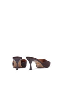 Kazar - Eleganckie ciemnobrązowe klapki damskie z pełnym przodem. Kolor: brązowy. Materiał: tkanina. Obcas: na obcasie. Styl: elegancki. Wysokość obcasa: średni #2