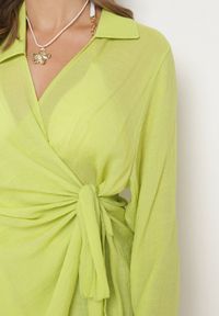 Born2be - Jasnozielona Sukienka o Kopertowym Kroju z Kołnierzem Qeviana. Okazja: na spotkanie biznesowe, na co dzień. Typ kołnierza: dekolt w kształcie V. Kolor: zielony. Typ sukienki: kopertowe. Styl: elegancki, casual, biznesowy #3