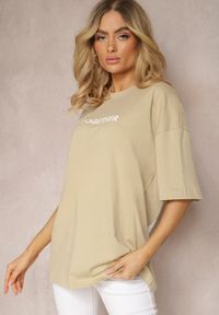 Renee - Beżowa Koszulka T-shirt z Napisem z Przodu i Nadrukiem na Plecach Calussa. Okazja: na co dzień. Kolor: beżowy. Materiał: jeans. Wzór: nadruk, napisy. Styl: casual, elegancki #3