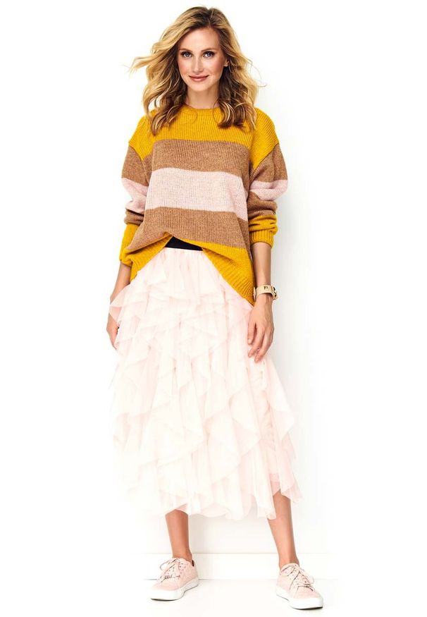 Makadamia - Oversizowy Sweter w Kolorowe Pasy Żółty Brąz Róż. Kolor: różowy, wielokolorowy, brązowy, żółty. Materiał: wełna, poliester, akryl, poliamid. Wzór: kolorowy