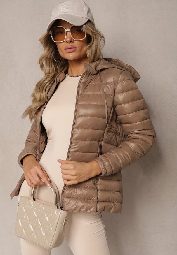 Renee - Ciemnobeżowa Pikowana Kurtka z Odpinanym Kapturem Telianna. Kolor: beżowy. Styl: elegancki