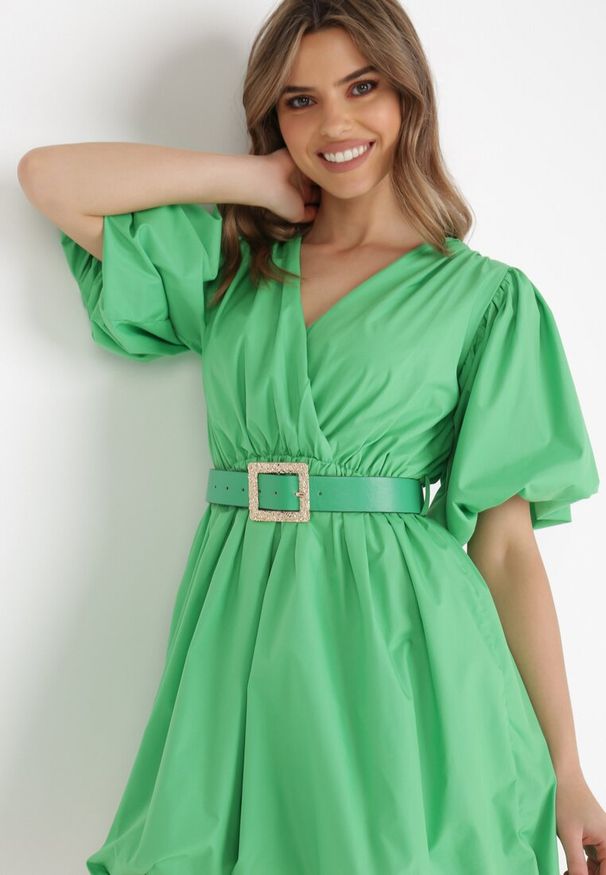 Born2be - Zielona Sukienka z Paskiem Moniphae. Typ kołnierza: dekolt kopertowy. Kolor: zielony. Wzór: jednolity, gładki. Sezon: lato. Typ sukienki: rozkloszowane, kopertowe. Długość: mini