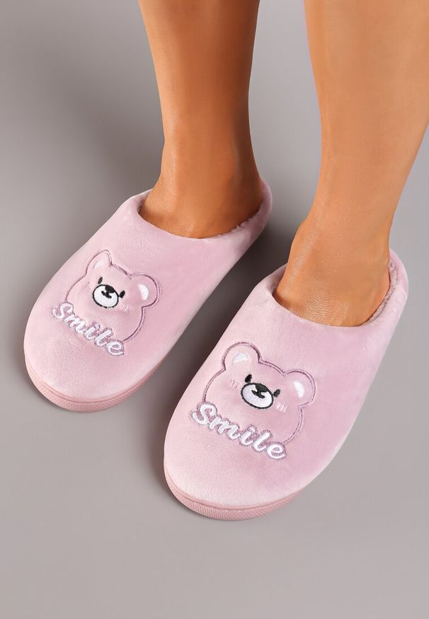 Renee - Różowe Wsuwane Kapcie z Welurowym Wykończeniem i Ozdobną Naszywką Naorise. Okazja: na co dzień, do domu. Nosek buta: okrągły. Zapięcie: bez zapięcia. Kolor: różowy. Materiał: welur. Wzór: aplikacja. Styl: casual, elegancki