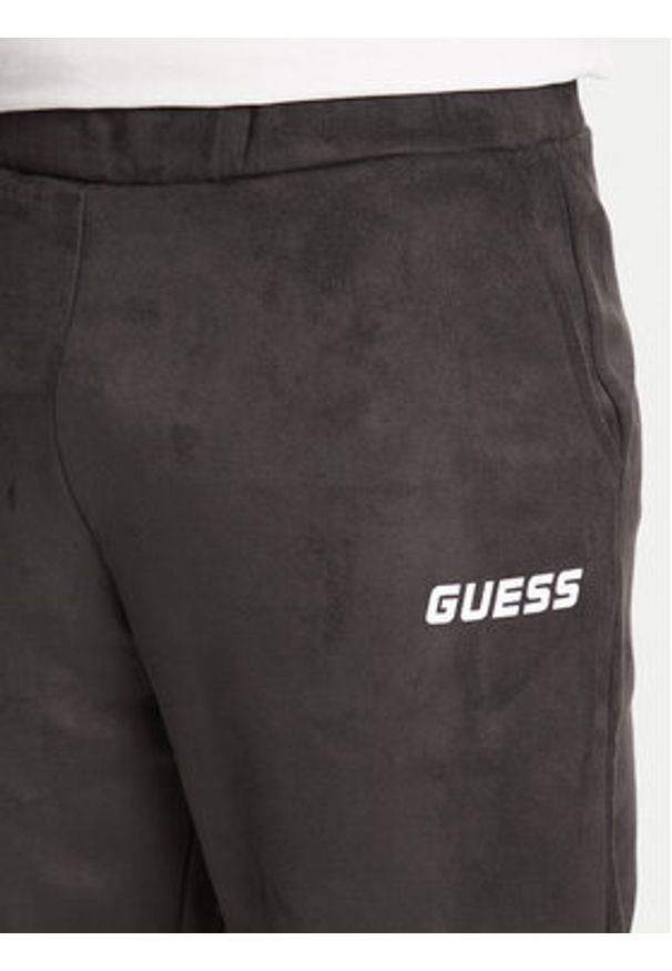 Guess Spodnie dresowe Z5YB03 KCJY2 Zielony Regular Fit. Kolor: zielony. Materiał: bawełna