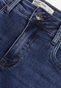 Renee - Niebieskie Jeansy z Dodatkiem Bawełny Typu Mom Fit Mastorea. Okazja: na co dzień. Stan: podwyższony. Kolor: niebieski. Sezon: wiosna. Styl: casual, street, klasyczny #6