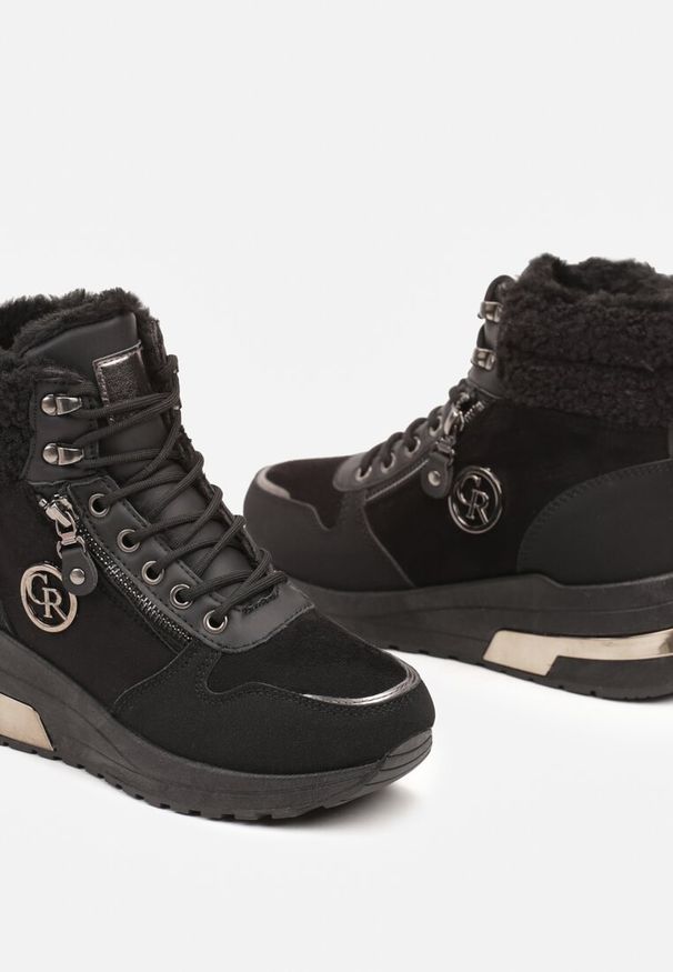 Renee - Czarne Sneakersy na Koturnie za Kostkę z Metaliczną Ozdobą i Suwakiem Sinelara. Okazja: na co dzień. Wysokość cholewki: za kostkę. Kolor: czarny. Materiał: jeans, futro. Wzór: aplikacja. Obcas: na koturnie