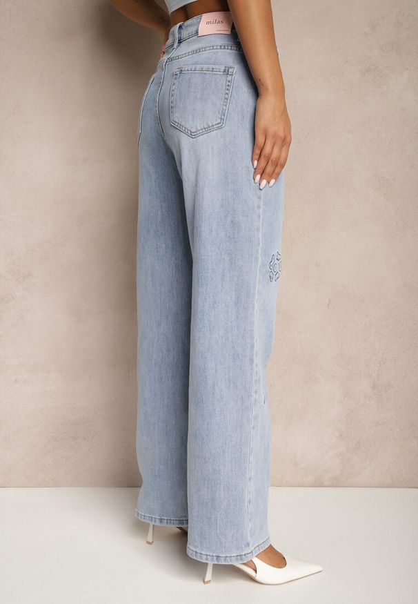 Renee - Niebieskie Szerokie Jeansy High Waist Zdobione Wzorem w Kwiaty Firedis. Okazja: na co dzień. Stan: podwyższony. Kolor: niebieski. Wzór: kwiaty, aplikacja. Sezon: lato, wiosna. Styl: casual, elegancki