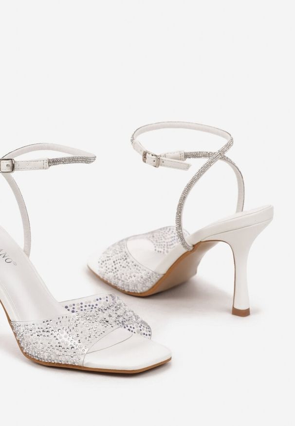 Born2be - Białe Transparentne Sandały na Szpilce Ozdobione Cyrkoniami Danelira. Okazja: na co dzień. Nosek buta: otwarty. Zapięcie: sprzączka. Kolor: biały. Wzór: aplikacja. Materiał: jeans. Obcas: na szpilce. Styl: elegancki, klasyczny, casual, wizytowy. Wysokość obcasa: średni