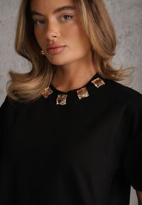 Renee - Czarny Oversizowy T-shirt z Bawełny Zdobiony Kwadratowymi Aplikacjami Evesilea. Okazja: na co dzień. Kolor: czarny. Materiał: bawełna. Wzór: aplikacja. Styl: casual #8