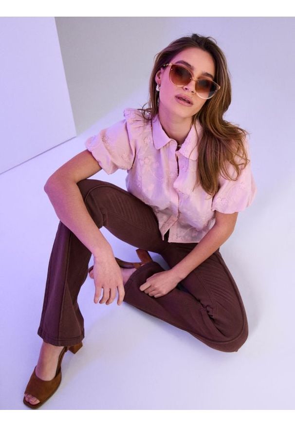 Sinsay - Jeansy bootcut flare ze średnim stanem i ozdobnym przeszyciem - brązowy. Kolor: brązowy