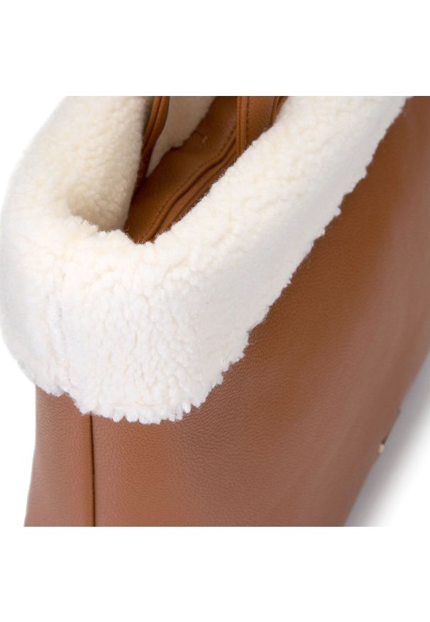 Wittchen - Kuferek ze sztucznym kożuszkiem. Kolor: brązowy. Sezon: jesień. Materiał: skórzane. Styl: sportowy, klasyczny, elegancki. Rodzaj torebki: przez ramię