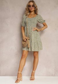 Renee - Zielona Rozkloszowana Sukienka Mini w Kropki z Wiskozy Ozdobiona Falbanką Aulian. Kolor: zielony. Materiał: wiskoza. Wzór: aplikacja, kropki. Długość: mini #5