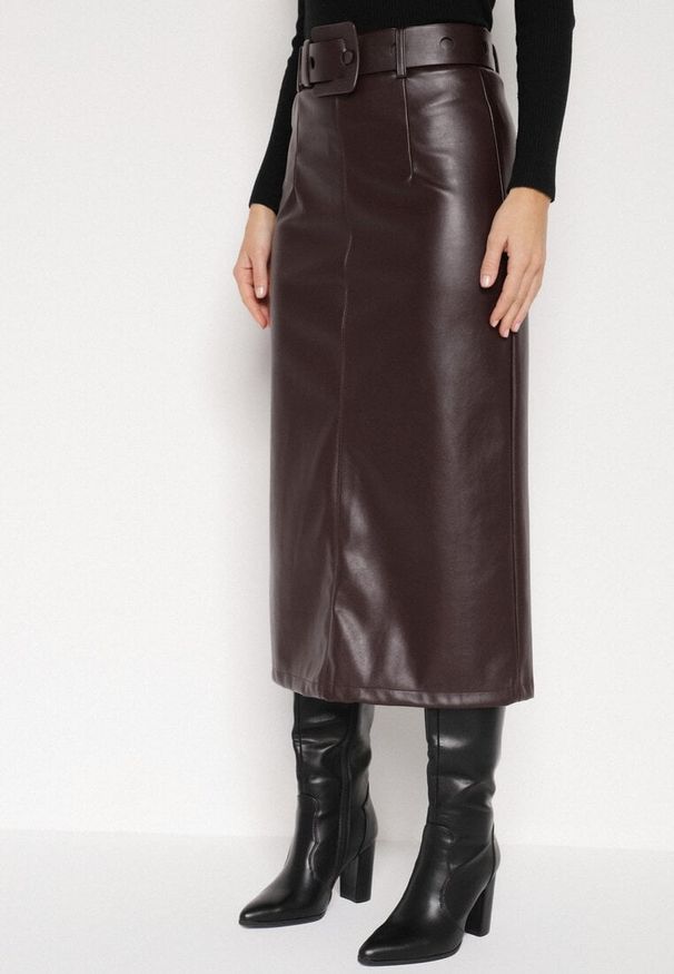 Born2be - Bordowa Spódnica Ołówkowa z Imitacji Skóry z Paskiem z Dużą Klamrą Rewedia. Okazja: na spotkanie biznesowe, do pracy, na co dzień. Kolor: czerwony. Materiał: skóra. Styl: casual, klasyczny, biznesowy