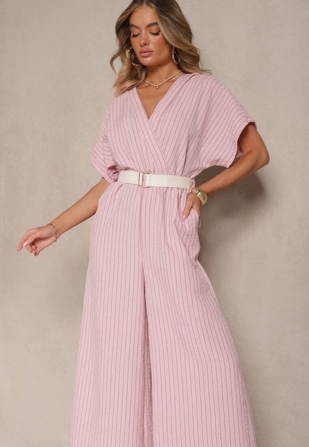 Renee - Różowy Kopertowy Kombinezon z Nietoperzowymi Rękawami i Paskiem Tollamira. Okazja: na co dzień. Kolor: różowy. Styl: elegancki, casual