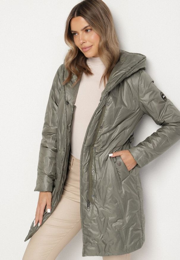 Born2be - Zielona Kurtka z Pikowanymi Przeszyciami Kapturem i Wiązanym Paskiem Erlexie. Okazja: na spacer, do pracy, na co dzień, na spotkanie biznesowe. Kolor: zielony. Materiał: jeans, dzianina. Styl: casual, klasyczny, biznesowy