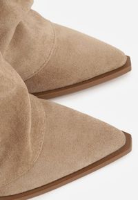 Born2be - Ciemnobeżowe Botki Typu Kowbojki na Obcasie z Wywiniętą Cholewką i Frędzlami Uemiris. Okazja: na co dzień. Kolor: beżowy. Materiał: skóra, jeans. Szerokość cholewki: normalna. Wzór: gładki. Obcas: na obcasie. Styl: casual. Wysokość obcasa: średni #3