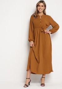 Born2be - Brązowa Rozkloszowana Sukienka Maxi z Plisowanym Dołem i Wiązanym Paskiem Nollira. Kolor: brązowy. Materiał: materiał. Długość rękawa: długi rękaw. Typ sukienki: plisowane. Styl: elegancki. Długość: maxi #3