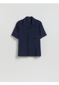 Reserved - Koszula boxy fit z krótkim rękawem - granatowy. Kolor: niebieski. Materiał: wiskoza. Długość rękawa: krótki rękaw. Długość: krótkie