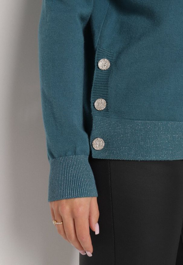 Born2be - Niebieski Sweter z Guzikami z Boku Tusiana. Okazja: na co dzień. Kolor: niebieski. Materiał: jeans. Styl: klasyczny, casual