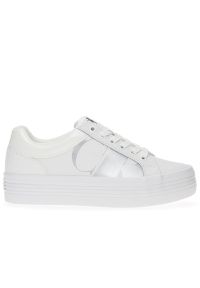 Buty Calvin Klein Bold Vulc Flatform Low Leather NBS MET YW0YW01414-01V - białe. Okazja: na co dzień. Kolor: biały. Materiał: skóra, guma. Szerokość cholewki: normalna. Obcas: na platformie