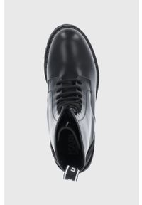 Karl Lagerfeld Workery skórzane damskie kolor czarny na płaskim obcasie. Nosek buta: okrągły. Zapięcie: sznurówki. Kolor: czarny. Materiał: skóra. Obcas: na obcasie. Wysokość obcasa: niski