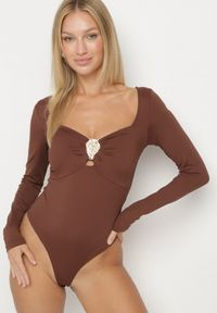 Born2be - Brązowe Body Ozdobione Metaliczną Aplikacją Furriva. Okazja: na imprezę, na co dzień. Kolor: brązowy. Wzór: aplikacja. Styl: glamour, klasyczny, casual, elegancki