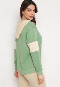 Born2be - Zielona Bluza Oversize z Kapturem i Kontrastowymi Wstawkami Jevina. Okazja: na co dzień. Typ kołnierza: kaptur. Kolor: zielony. Materiał: jeans. Długość rękawa: długi rękaw. Długość: długie. Wzór: aplikacja. Styl: elegancki, casual #3