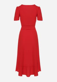 Born2be - Czerwona Sukienka Taliowana z Kopertowym Dekoltem i Falbanką Tatania. Okazja: na co dzień. Kolor: czerwony. Długość rękawa: krótki rękaw. Typ sukienki: kopertowe. Styl: casual, elegancki, klasyczny #3