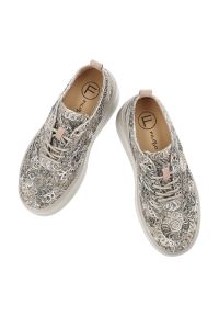 Sneakersy damskie Filippo, cholewka z materiału tekstylnego z ozdobnym haftem wiązany fason na solidnej platformie, khaki, DP7799/26. Kolor: zielony. Materiał: materiał. Szerokość cholewki: normalna. Wzór: haft. Obcas: na platformie #5