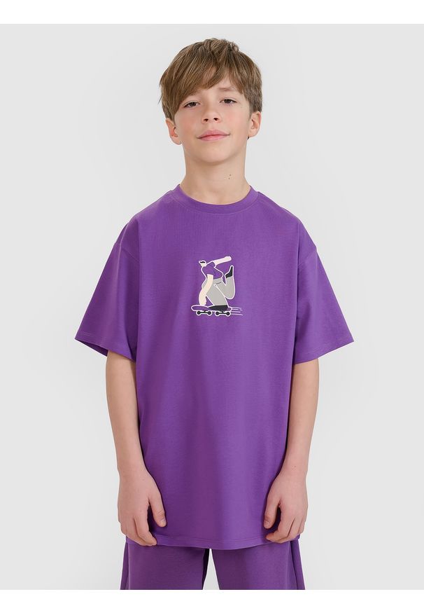 4f - 4F T-shirt oversize z nadrukiem chłopięcy - fioletowy 146 (10-11 lat). Okazja: na co dzień. Kolor: fioletowy. Materiał: dzianina, bawełna, jersey. Długość rękawa: krótki rękaw. Długość: krótkie. Wzór: nadruk. Sezon: lato. Styl: klasyczny, sportowy, casual