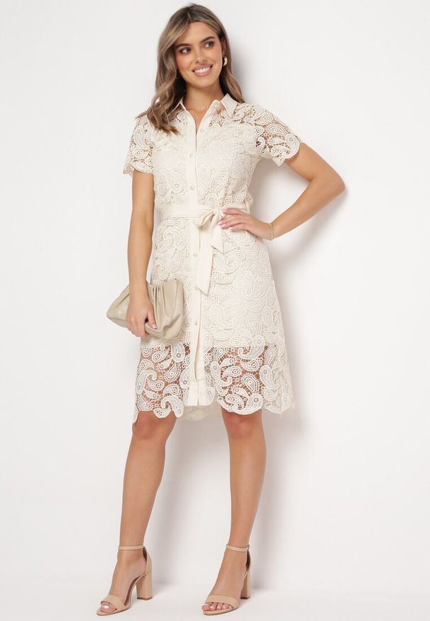 Born2be - Jasnobeżowa Koszulowa Sukienka Koronkowa z Wiązanym Paskiem Sachaela. Kolor: beżowy. Materiał: koronka. Typ sukienki: koszulowe. Długość: midi