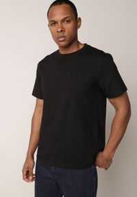 Born2be - Czarna Koszulka T-shirt z Bawełny Ozdobiona Napisem Palidia. Okazja: na co dzień. Typ kołnierza: kaptur. Kolor: czarny. Materiał: bawełna. Wzór: napisy, aplikacja. Styl: casual #1