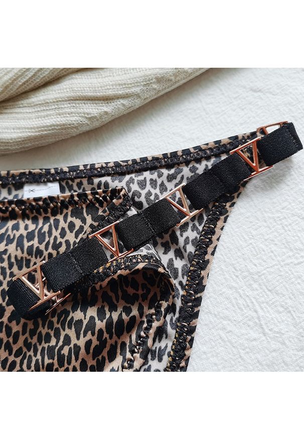 Intica - Majtki bikini z ozdobnymi paseczkami Zaylee. Kolor: różowy. Materiał: materiał