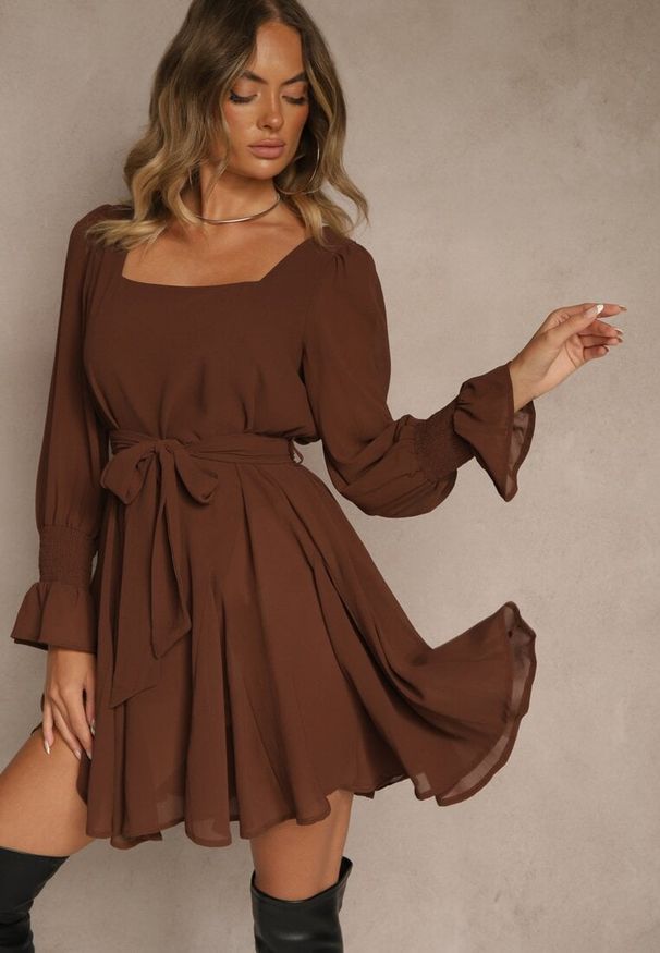 Renee - Brązowa Sukienka Vices z Półtransparentnymi Rękawami Wiązania w Talii Resmosa. Okazja: na randkę, na co dzień. Typ kołnierza: dekolt kwadratowy. Kolor: brązowy. Materiał: skóra, materiał. Styl: casual, elegancki
