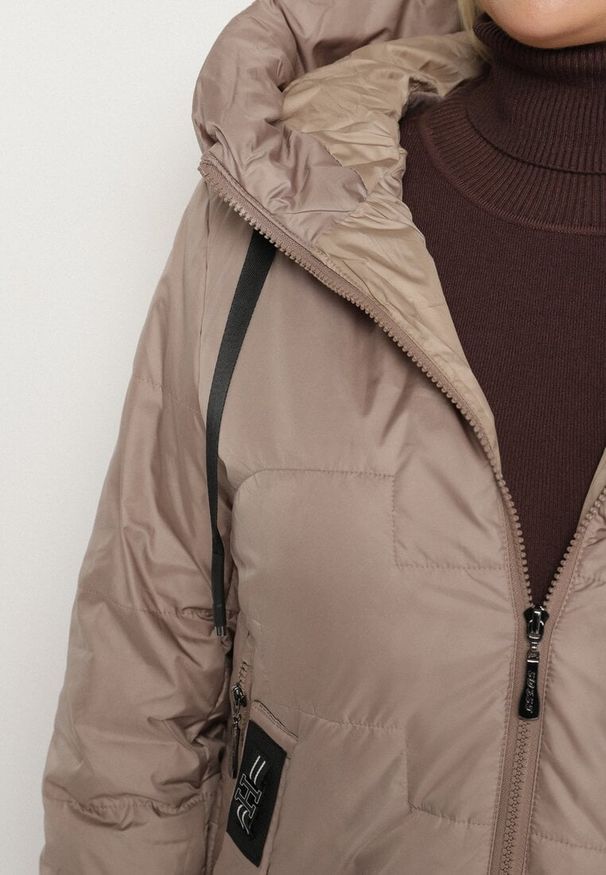Born2be - Ciemnobeżowa Pikowana Kurtka z Kapturem i Ozdobnymi Suwakami Tulirisa. Okazja: na co dzień. Typ kołnierza: kaptur. Kolekcja: plus size. Kolor: beżowy. Materiał: jeans. Styl: casual, sportowy
