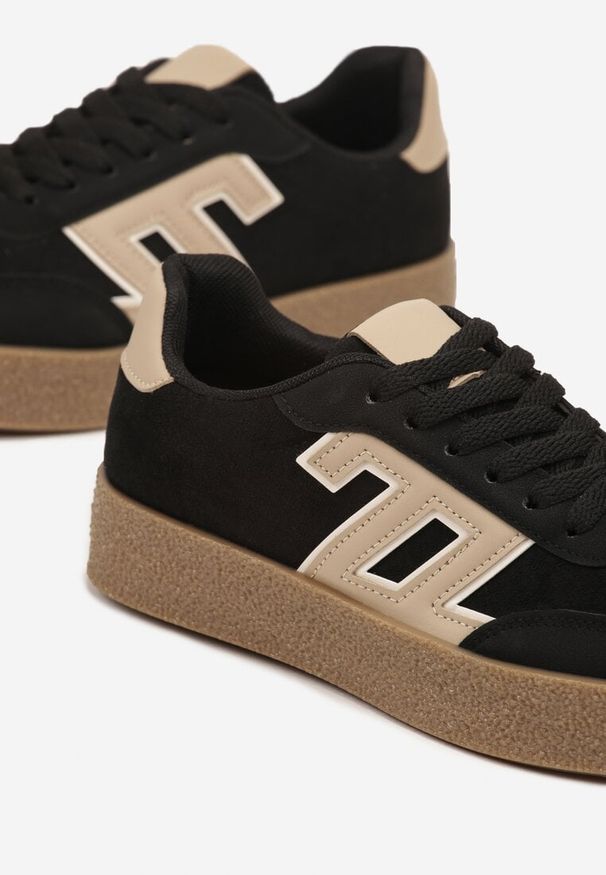 Renee - Czarne Sneakersy Ozdobione Geometrycznym Motywem Lanelise. Okazja: na co dzień. Kolor: czarny. Materiał: jeans. Wzór: aplikacja, geometria