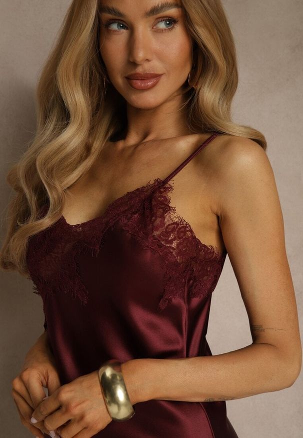 Renee - Bordowa Satynowa Sukienka Asymetryczna z Koronką Monoria. Kolor: czerwony. Materiał: koronka, satyna. Długość rękawa: na ramiączkach. Wzór: koronka. Typ sukienki: asymetryczne. Długość: midi