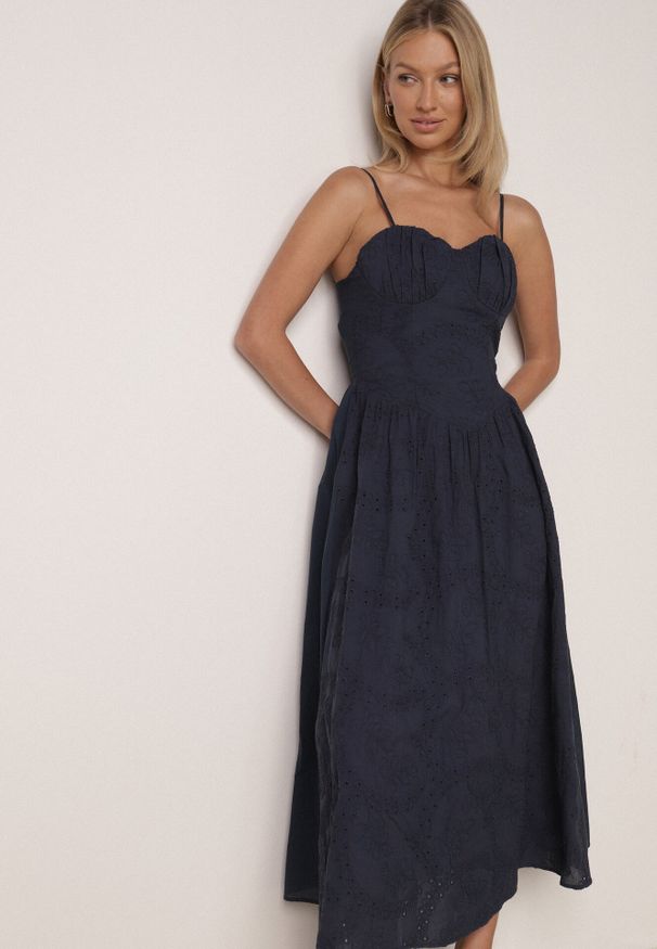 Born2be - Granatowa Bawełniana Sukienka o Rozkloszowanym Kroju na Ramiączka z Haftem Rhethiphe. Okazja: na co dzień, na spacer. Typ kołnierza: dekolt gorset. Kolor: niebieski. Wzór: haft. Typ sukienki: proste, gorsetowe, rozkloszowane. Materiał: bawełna. Długość rękawa: na ramiączkach. Sezon: wiosna, lato. Styl: elegancki, klasyczny, casual