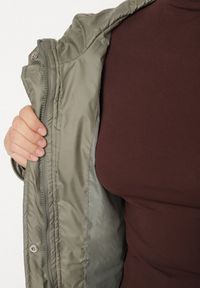 Born2be - Jasnozielona Pikowana Kurtka Przejściowa z Kapturem Arivitte. Okazja: na co dzień. Typ kołnierza: kaptur. Kolekcja: plus size. Kolor: zielony. Materiał: jeans. Styl: casual, elegancki #3