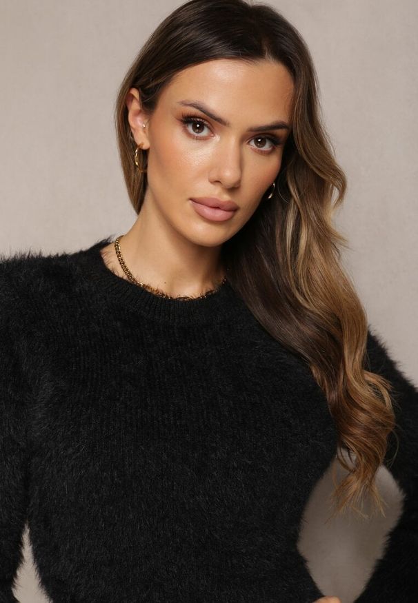 Renee - Czarna Sweterkowa Sukienka Midi Puchowa Dzianina z Wełną Breixate. Kolor: czarny. Materiał: dzianina, puch, wełna. Sezon: zima. Długość: midi