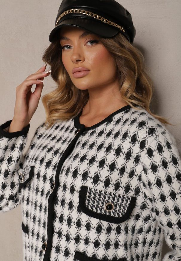 Renee - Biały Wiskozowy Kardigan Ozdobiony Wzorem w Pepitkę i Guzikami Saveri. Kolor: biały. Materiał: wiskoza. Wzór: aplikacja. Styl: retro, elegancki