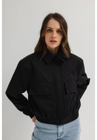 Marsala - Krótka kurtka bomberka w kolorze CZARNYM - WONDER. Kolor: czarny. Materiał: poliester, tkanina, bawełna, materiał, nylon, jeans. Długość: krótkie. Wzór: gładki. Styl: klasyczny #1