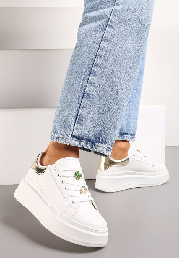 Renee - Biało-Złote Sneakersy Ozdobione Cyrkoniami i Kwiatami na Grubej Podeszwie Rainasse. Kolor: biały. Wzór: aplikacja, kwiaty