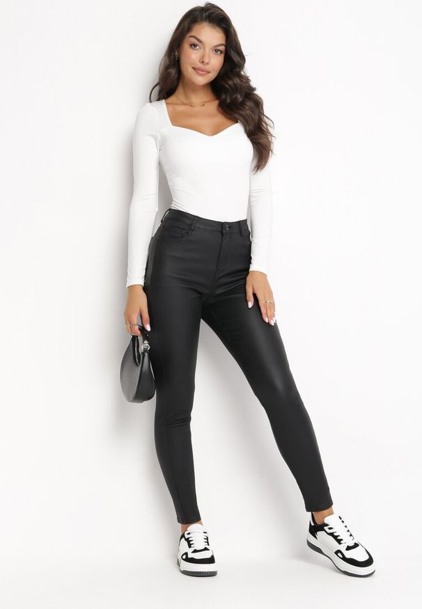 Born2be - Czarne Modelujące Spodnie Skinny z Kieszeniami Envoi. Okazja: na co dzień. Kolor: czarny. Materiał: skóra. Styl: elegancki, casual