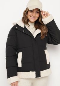 Born2be - Czarna Pikowana Kurtka o Prostym Kroju z Kapturem Obszyta Ozdobnym Futerkiem Ettelinea. Okazja: na co dzień. Typ kołnierza: kaptur. Kolor: czarny. Materiał: futro. Styl: casual #5