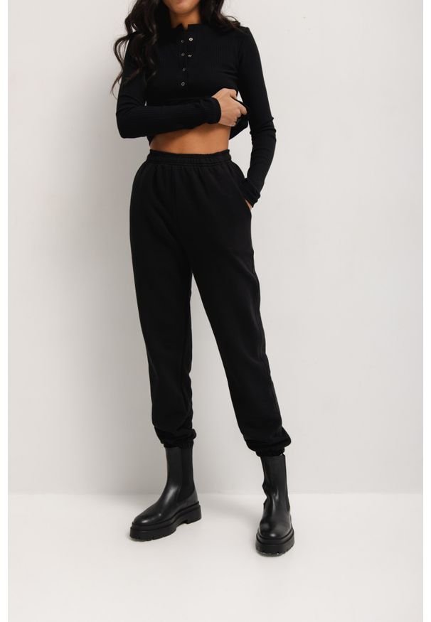 marsala-butik.pl - Spodnie dresowe w kolorze TOTALLY BLACK - JOLLY-XS. Stan: podwyższony. Materiał: dresówka. Styl: elegancki